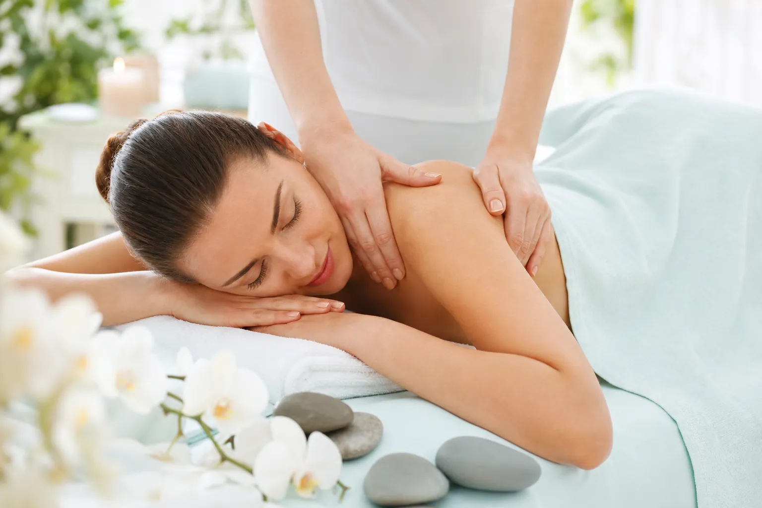 Massage bien-être en cabinet — drapés mint et mains expertes