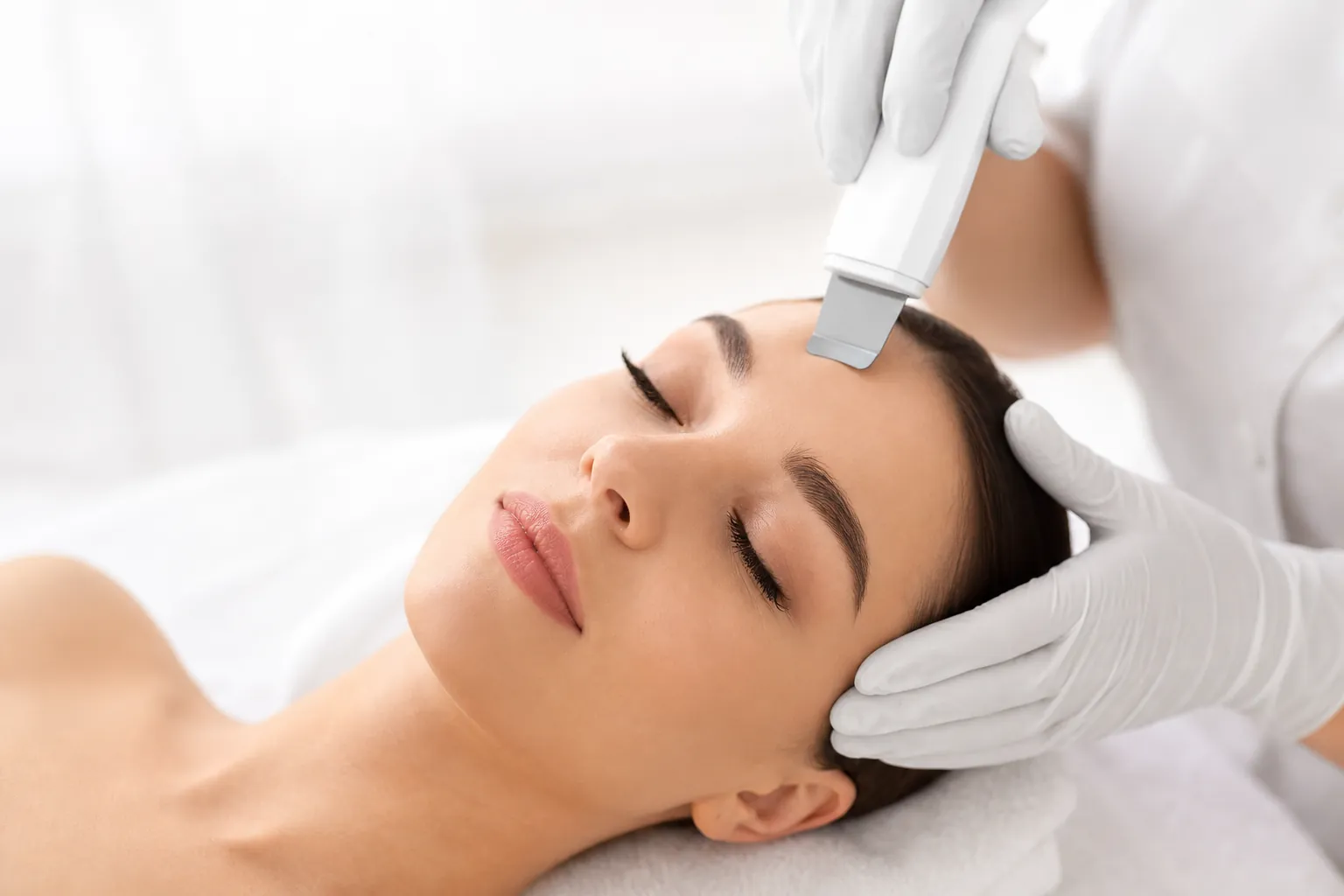 Soin visage professionnel avec ultrasons au Centre IONIC — ambiance clinique apaisante